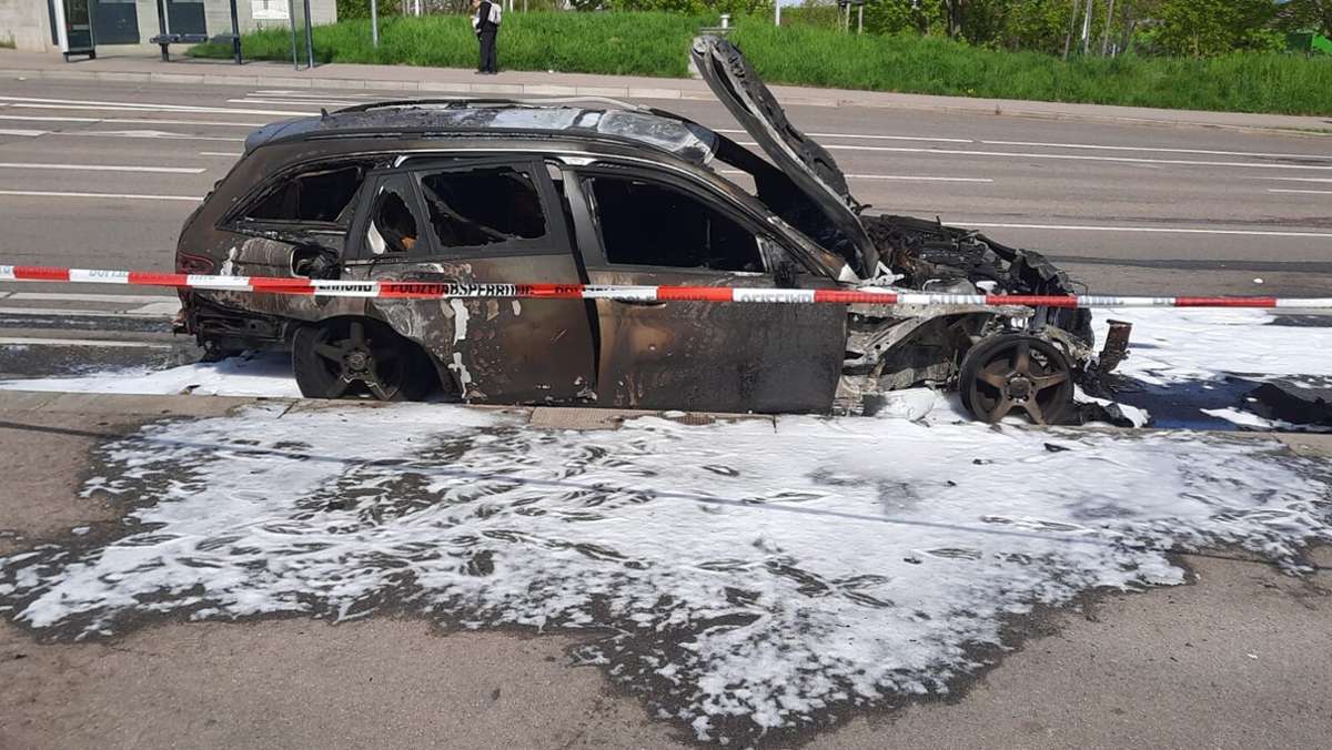 Feuerwehreinsatz in Bad Cannstatt: Mercedes ausgebrannt