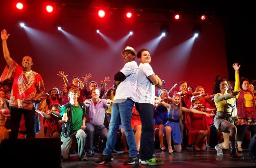 Insgesamt 100 Teilnehmer aus 20 verschiedenen Ländern reisen mit ihrer Musical-Show um die Welt und machen auch Halt in Stuttgart. Dafür suchen sie noch dringend Gastfamilien, die sie aufnehmen. Foto: upwithpeople.org