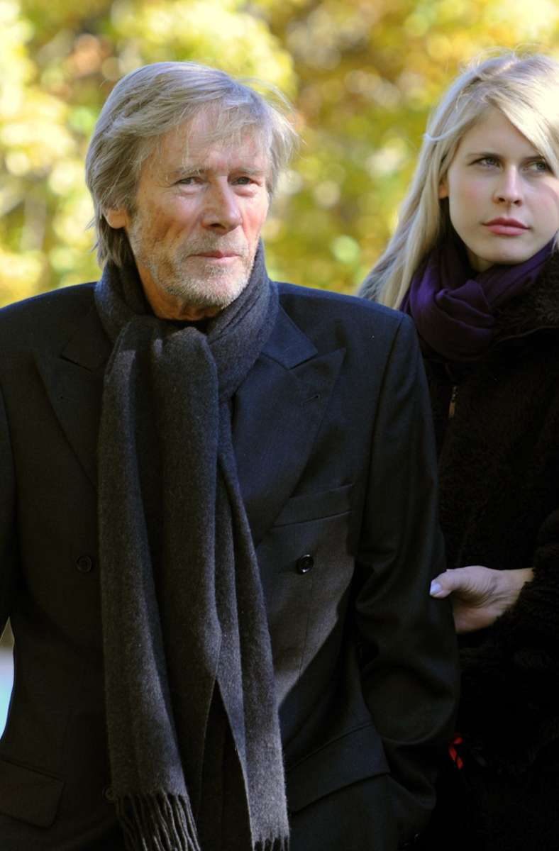 Mit seiner Tochter Laura wohnte Janson im Oktober 2010 in Grünwald bei München der Trauerfeier für den tödlich verunglückten Schauspieler Thomas Fuchsberge bei.