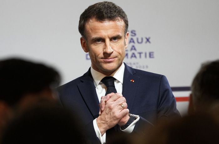 Macron zieht den „Revolver der Demokratie“