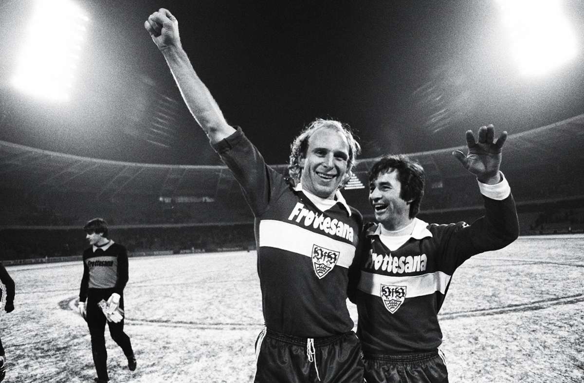 Genauso wie Dieter „Schwabenpfeil“ Hoeneß, der 1978 mit Dragan Holcer jubelt.