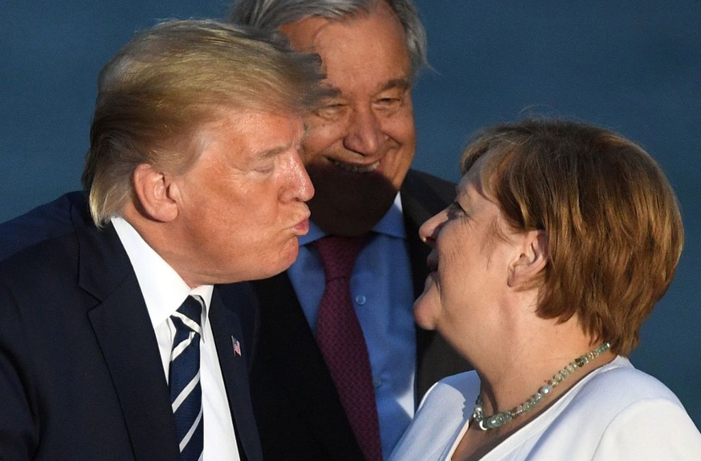 Merkel und Trump begrüßten sich beim Shooting des G7-„Familienfotos“ mit einem Küsschen. Foto: dpa