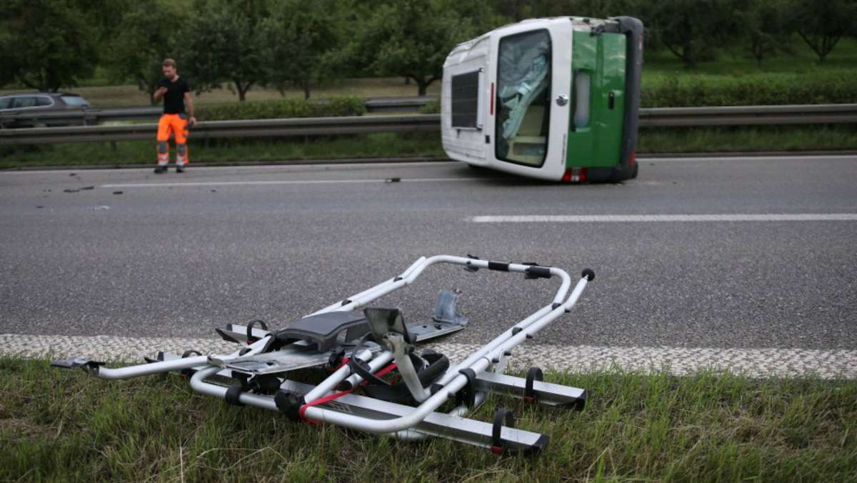 Fahrer schwer verletzt: VW-Bus überschlägt sich auf der B 29