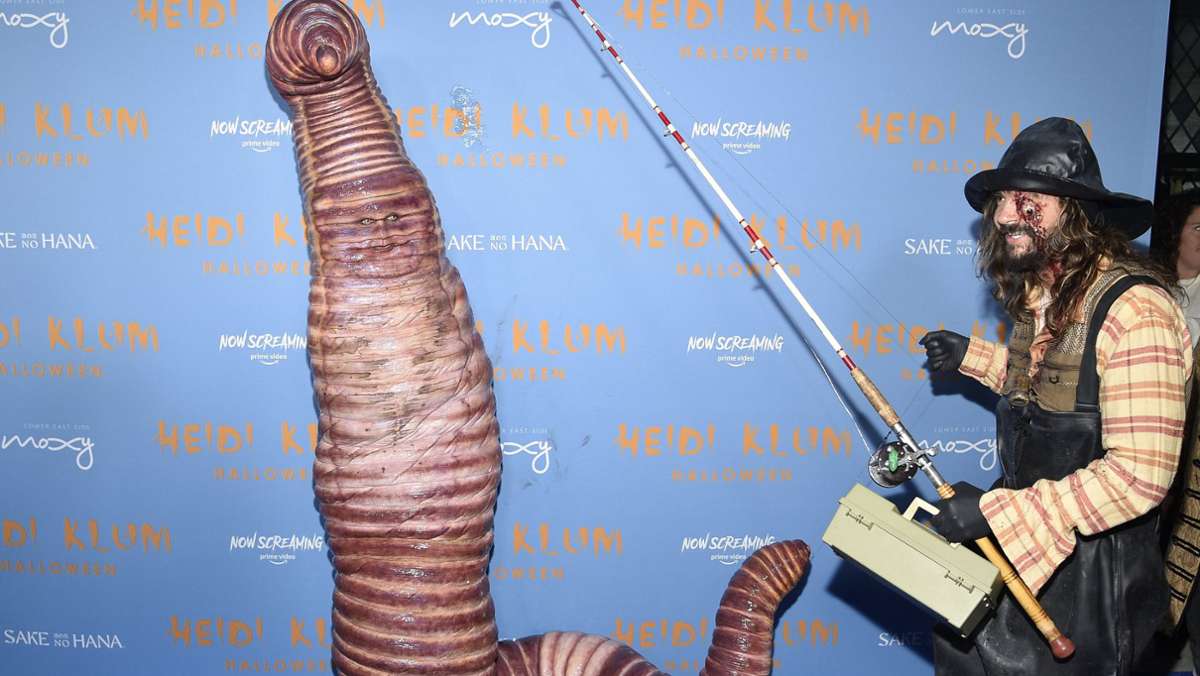 Halloween-Party in New York: Heidi Klum feiert  als Riesenwurm