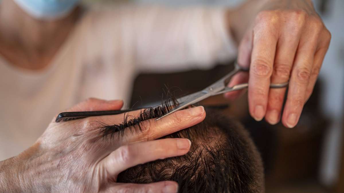  In Memmingen hat ein Mann, der unzufrieden mit seinem Haarschnitt war, einem Friseur ins Gesicht geschlagen und in die Hand gebissen. Der angegriffene Friseur wehrte sich. 