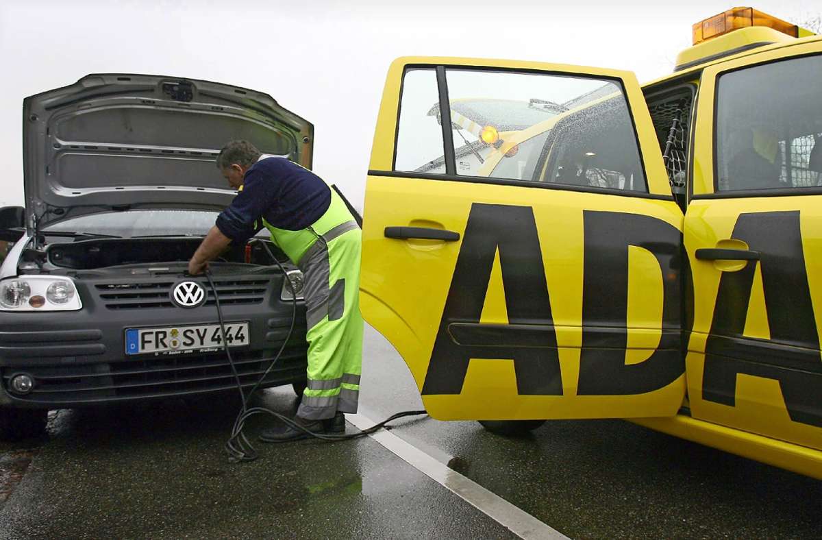 Retter in der Not: der ADAC schleppte den defekten Kleinbus ab. (Symbolbild) Foto: dpa/Patrick Seeger