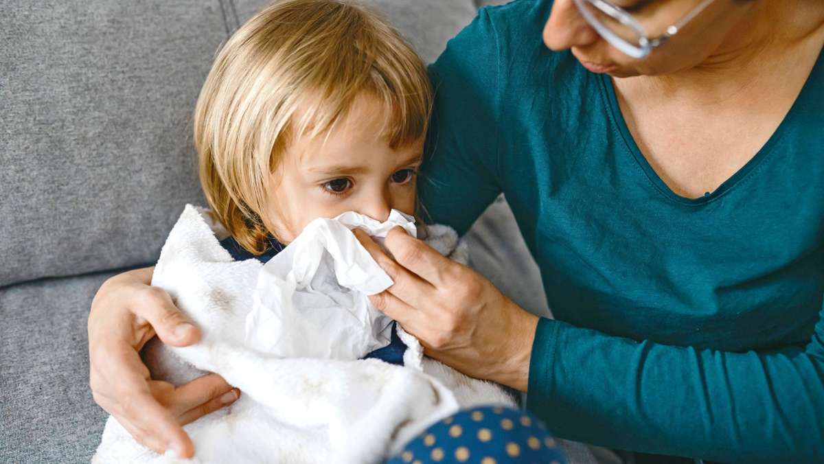  Die Bundesregierung hat die Zahl der Kinderkrankentage im Zuge der Coronapandemie hochgesetzt. Eltern können nun deutlich mehr Tage geltend machen, an denen sie kranke Kinder pflegen müssen. Wer auf wie viele Tage Anspruch hat – und wie man sie beantragt. 