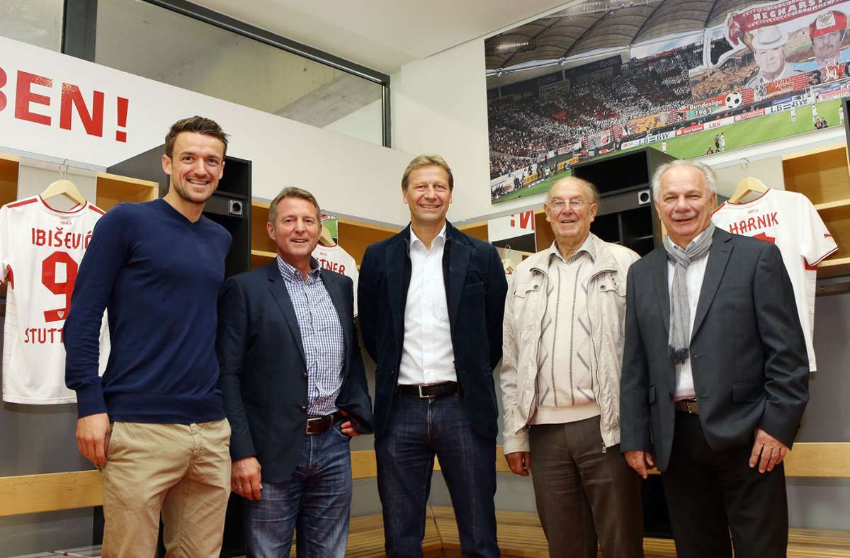 2013 kam es zu einem Treffen der VfB-Kapitäne: Christian Gentner, Karl-Heinz Förster, Guido Buchwald, Günter Sawitzki und Herrmann Ohlicher (v.li.)
