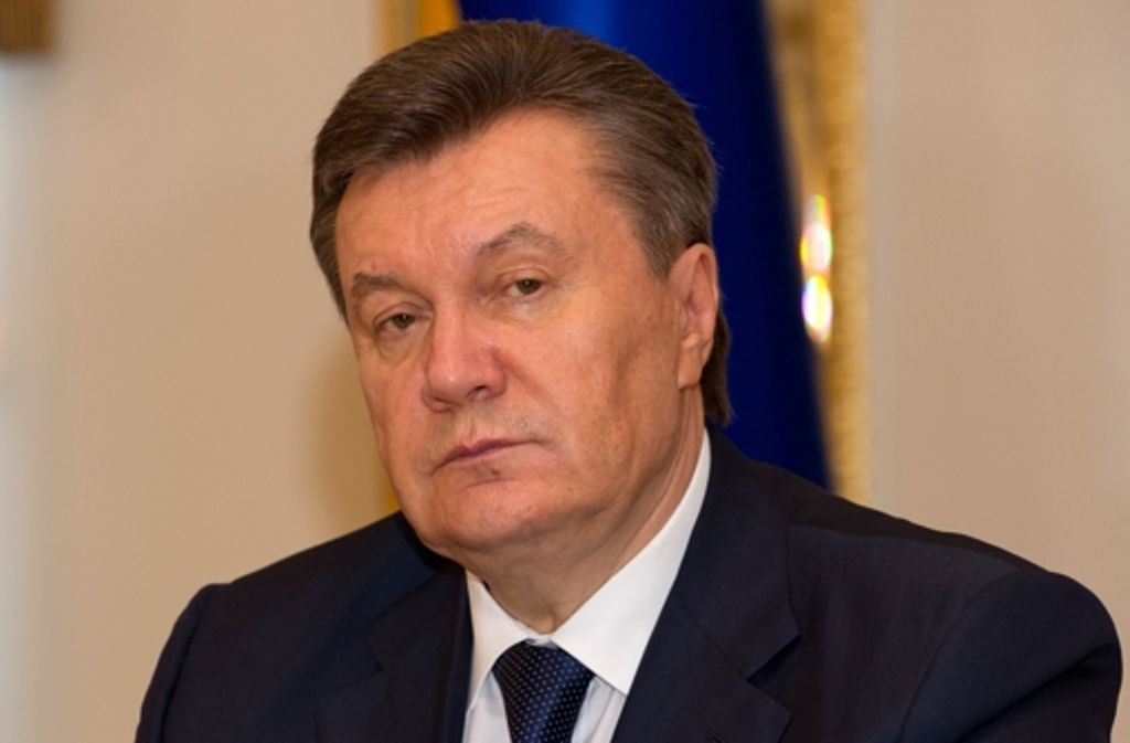 Am 21. Februar einigt sich Viktor Janukowitsch mit westlichen Politikern auf Reformen, die dann aber von der ukrainischen Opposition abgelehnt werden. Daraufhin flieht er aus Kiew und später nach Russland. Das Parlament setzt Janukowitsch ab und ordnet Neuwahlen an.