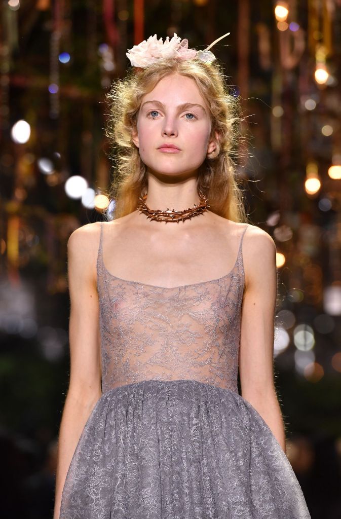 Bei der märchenhaften Kollektion und Show von Christian Dior wird es elegant, aber auch transparent.