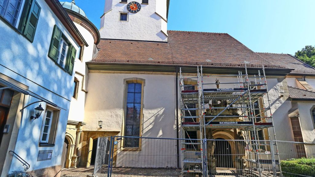  An der Hemminger Laurentiuskirche nagt der Zahn der Zeit. Fresken und Figuren müssen dringend saniert werden. Für die Kirchgänger hat das von Sonntag an Folgen. 