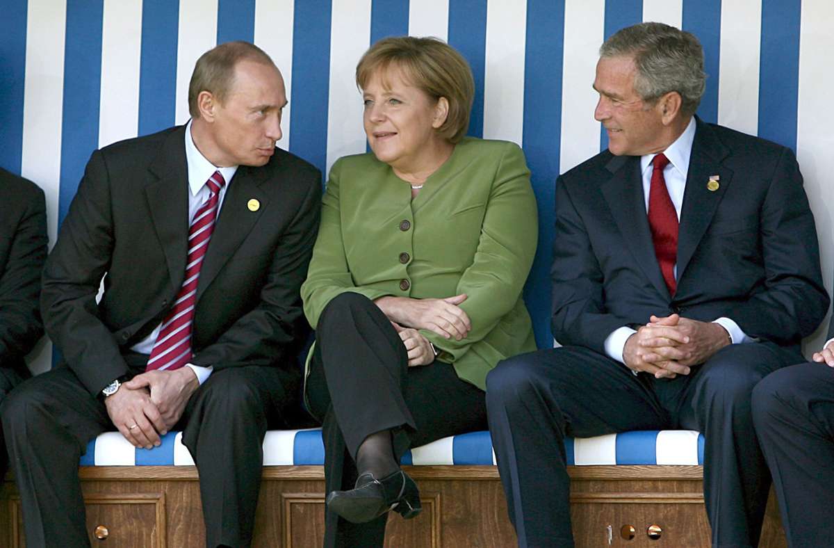 6. bis 8. Juni 2007: Beim G-7-Gipfel in Heiligendamm ist Angela Merkel Gastgeberin. Sie empfängt dort die mächtigen Regierungschefs der Welt – und lässt sich im Strandkorb neben Russlands Präsident Wladimir Putin und dem damaligen US-Präsidenten George W. Bush ablichten. Thema bei dem Gipfel ist unter anderem der Klimaschutz: Die G-8-Staaten einigen sich darauf, eine Halbierung der globalen CO2-Emissionen bis 2050 anzustreben.