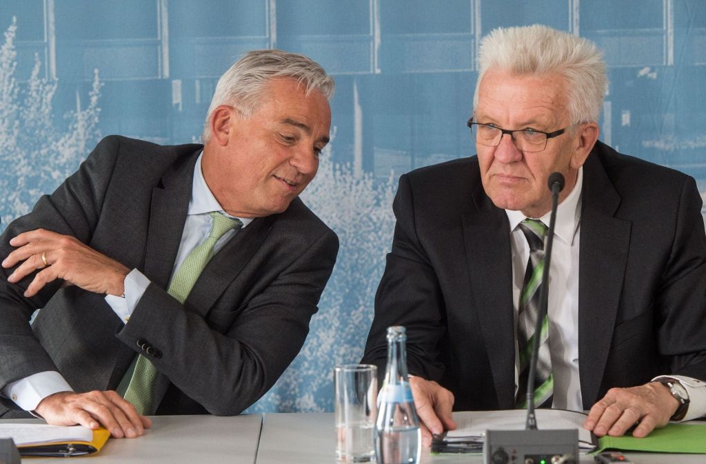 Ministerpräsident Winfried Kretschmann (rechts, Bündnis 90/Die Grüne) spricht am 9. Mai 2017 auf einer Pressekonferenz mit Innenminister Thomas Strobl (CDU). Foto: dpa