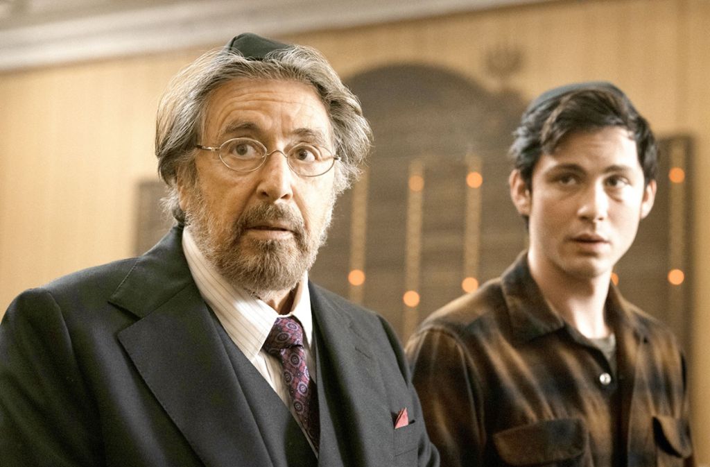 Der Nazijäger Meyer Offerman (Al Pacino, li.) macht Jonah (Logan Lerman) mit kompromisslosen Vorstellungen von Vergeltung vertraut.