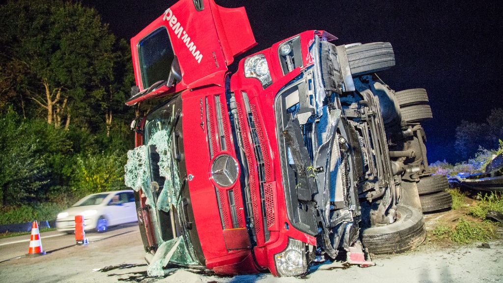 Unfall auf A8 bei Wendlingen: Sattelzug kippt um: Fahrer eingeschlafen?
