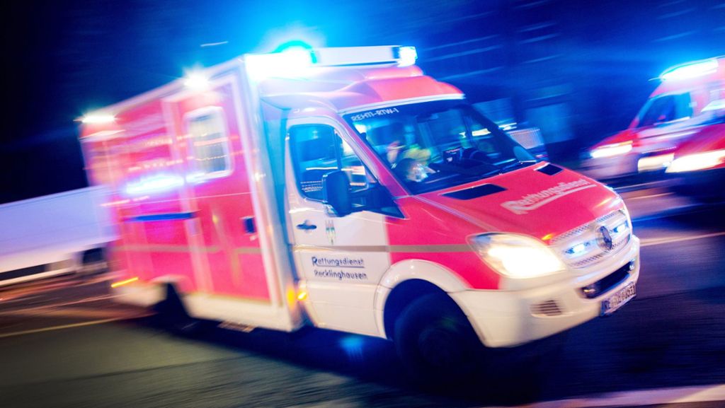 Frickenhausen: Mann von Stahlplatte getroffen –  schwer verletzt
