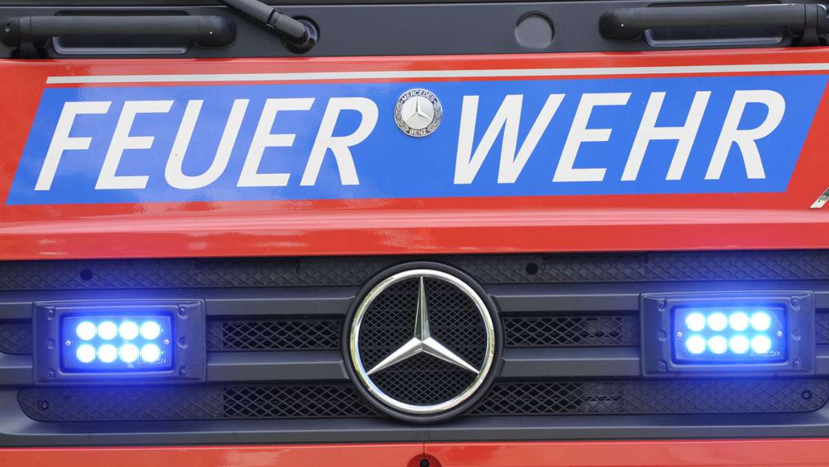  Aus noch unbekannter Ursache fing eine Küche in einem Wohnhaus in Esslingen-Mettingen am Donnerstagnachmittag Feuer. Hierbei erlitte eine Person eine leichte Rauchgasvergiftung. 