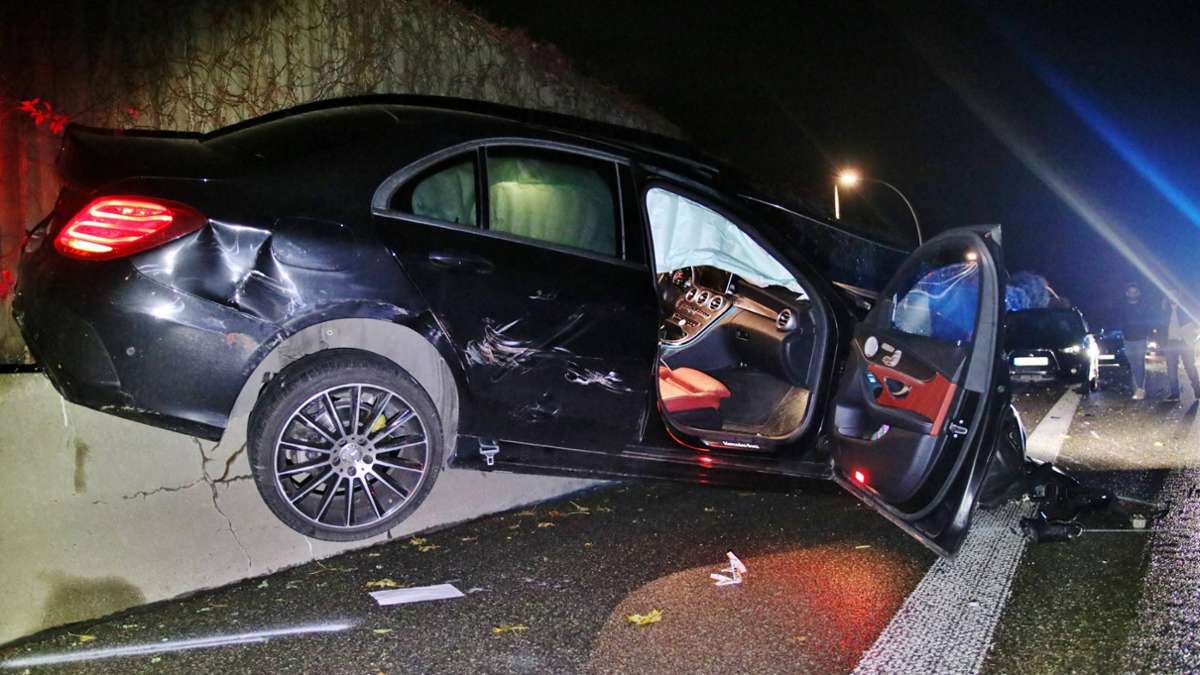 Schwerer Unfall auf der B 29 in Weinstadt: Mercedes rast in Kleinwagen