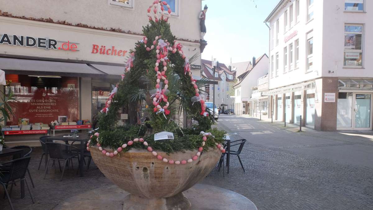 Alter  Osterbrauch in Bad Cannstatt: Volksfestverein schmückt den Erbsenbrunnen zu Ostern