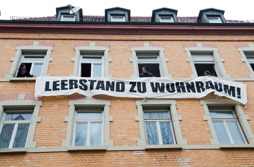 Die Aktivisten entrollten ein Plakat mit der Aufschrift „Leerstand zu Wohnraum“.