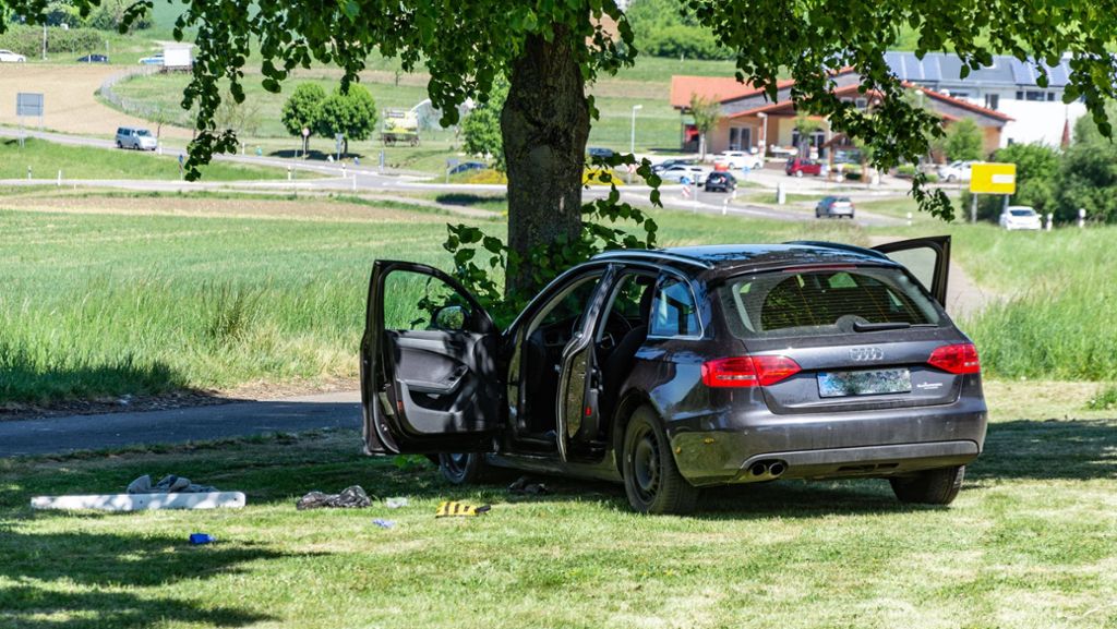 Großbettlingen: Auto schanzt über Kreisverkehr