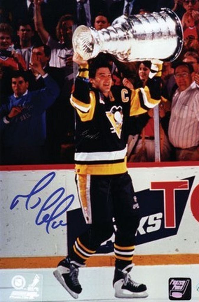 Mario Lemieux war der angedachte Nachfolger von Eishockey-Legende Wayne „The Great One“ Gretzky. Lemieux dominierte mit seinen Pittsburgh Penguins die NHL zu Beginn der 90er-Jahre. Die beiden Stanley-Cup-Titel 1991 und 1992 sollten nur der Beginn einer Dynastie in „Steel City“ sein – aber eine Krebserkrankung des Kanadiers schockte 1993 die Sportwelt, weit über Pittsburgh hinaus. Der damals 28-Jährige beendete seine Karriere, konzentrierte sich auf die Strahlentherapie und übernahm in der Folge die Leitung der Penguins. Im Dezember 2000 – im Alter von 35 Jahren – kündigte er sein Comeback an, führte die Penguins noch mehrere Male in die Play-offs und ist am Ende seiner Karriere (2006) mit 1,883 Punkten im Schnitt pro Spiel der zweiterfolgreichste Scorer der NHL-Historie, natürlich hinter Wayne Gretzky (1,921 Punkte pro Spiel). Heute ist Lemieux immer noch Gesellschafter der Penguins und treibt mit seiner Mario Lemieux Stiftung die Erforschung von Blutkrebs voran.