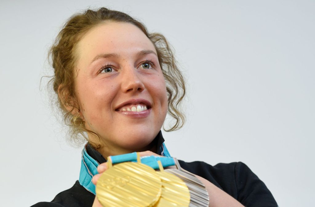 Am 24. März absolvierte Laura Dahlmeier ihr letztes Biathlon-Rennen, im Massenstart in Oslo wurde sie 16. – und nicht völlig überraschend erklärte die Partenkirchnerin am 17. Mai ihr Karriereende mit nur 25 Jahren. Zwischen 2015 und 2019 gewann Dahlmeier sieben WM-Titel sowie zwei olympische Goldmedaillen und eine Bronzene – und war die Vorzeigefrau des deutschen Biathlon. Aktuell ist sie als TV-Expertin bei einigen Weltcup-Stationen im Einsatz, daneben frönt sie ihrem Hobby als leidenschaftliche Kletterin und Bergsteigerin.
