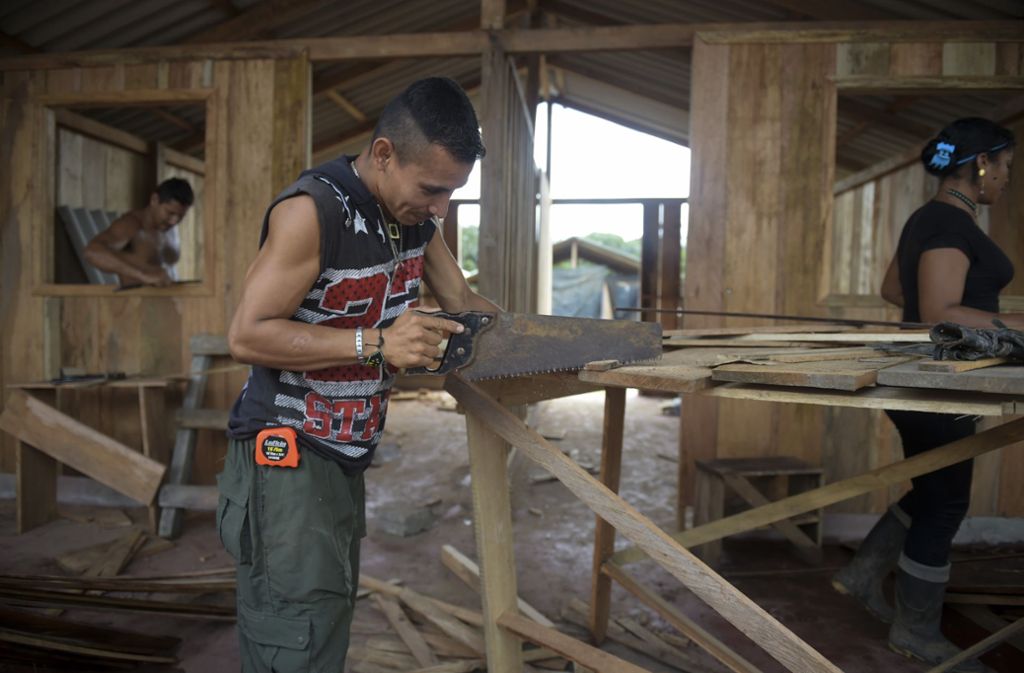 Ein ehemaliger Farc-Rebell baut an einem Haus der Zone „Jaime Pardo Leal“. Dort konnten die Männer und Frauen in der letzten Phase des Friedensprozesses wohnen. Das Gebiet mit seinen Häusern soll zu einer ständigen Einrichtung werden, wo die Rebellen ein neues Zuhause finden können.