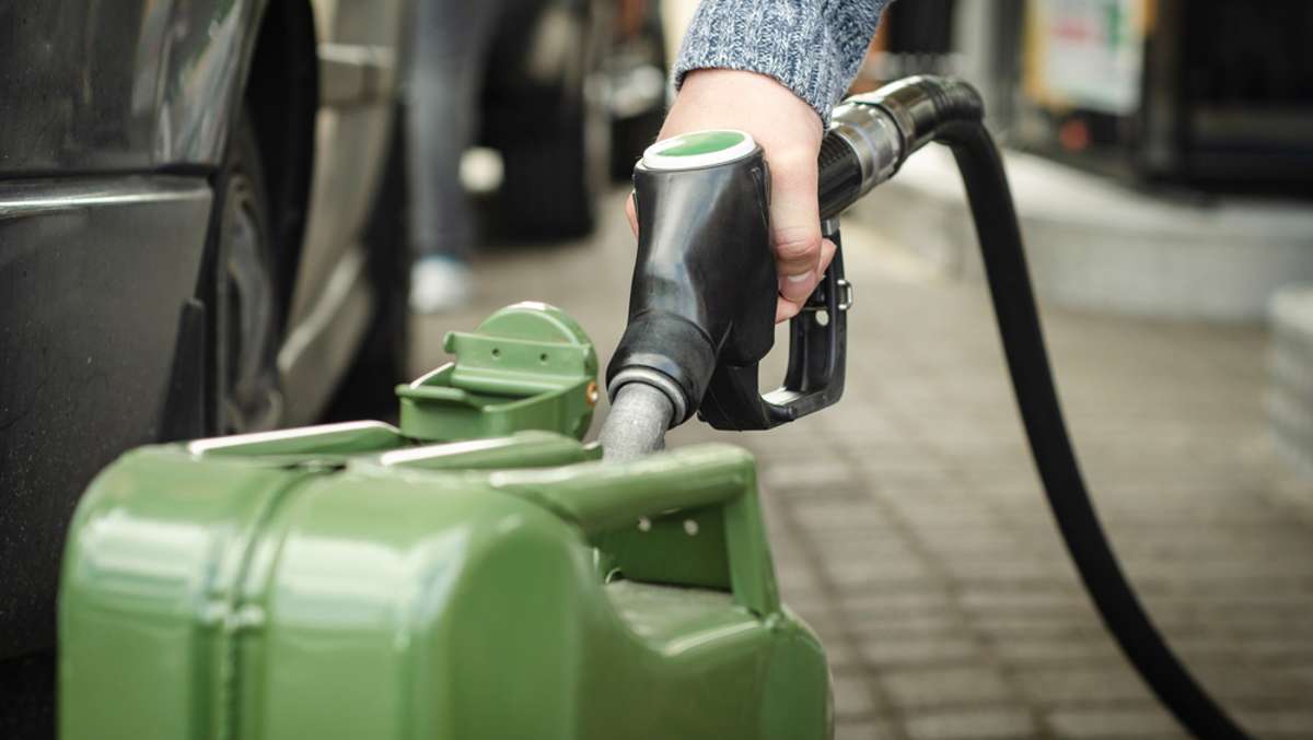 Die Spritpreise in Deutschland sind auf einem anhaltenden Hoch. Ein kurzer Tankausflug ins Nachbarland könnte den Geldbeutel schonen. Doch wie viel Liter Kraftstoff darf man überhaupt einführen?