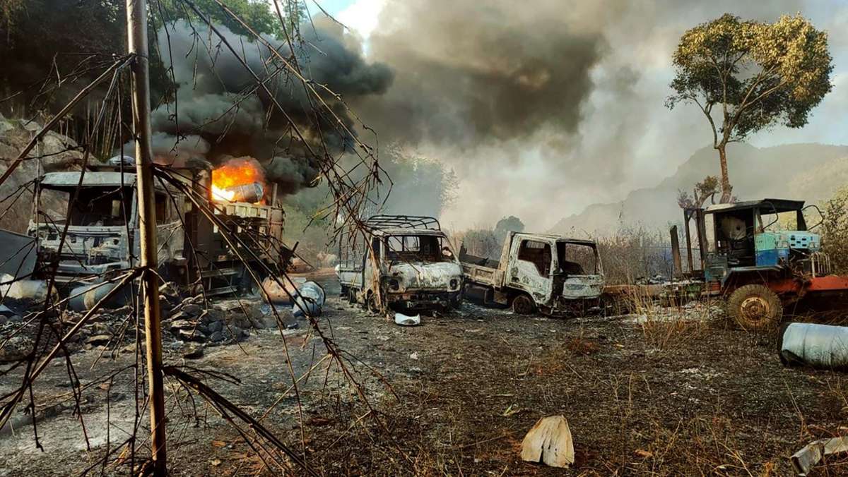  In Myanmar sind verschiedenen Berichten zufolge mindestens 35 verbrannte Leichen gefunden worden. Bei den Opfern soll es sich um Menschen handeln, die wegen Kämpfen aus ihren Dörfern fliehen wollten. 