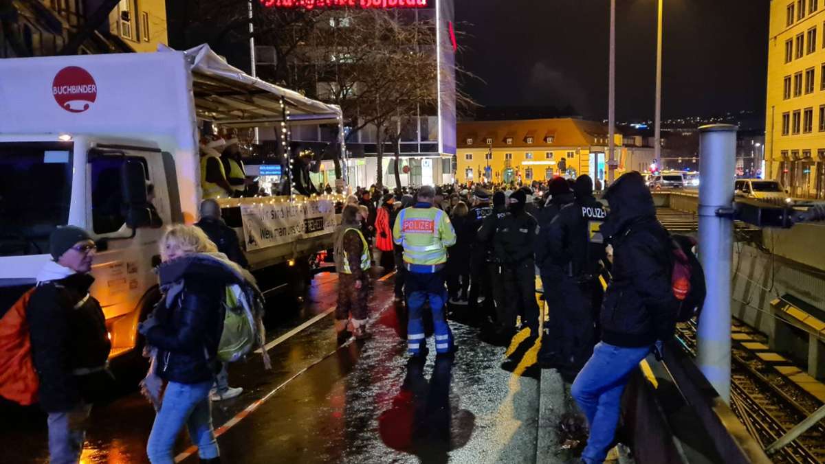 Proteste in Stuttgart: Polizei löst Demo aufgrund von Corona-Verstößen auf