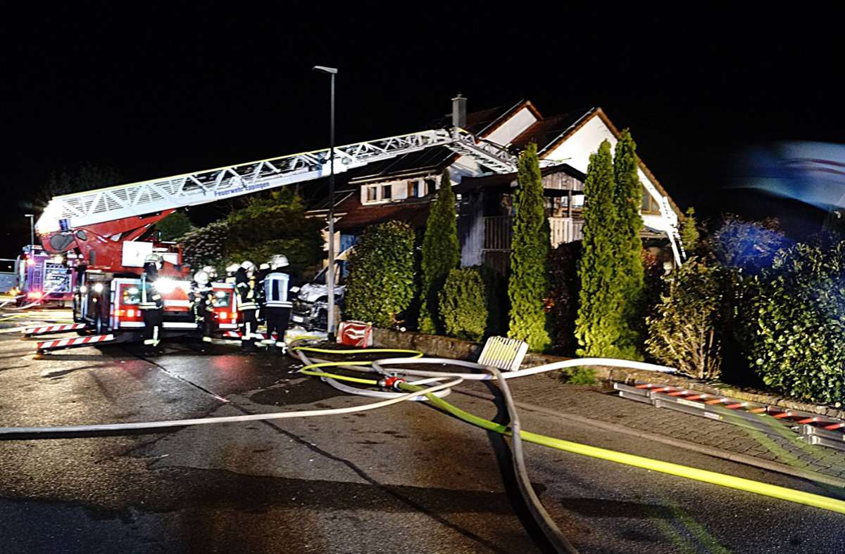 Die Flammen sprangen auf ein Wohnhaus, ein Gartenhaus und ein Auto über.