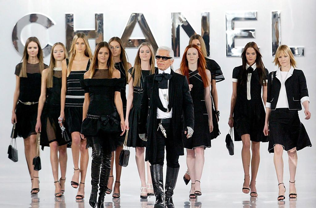 Karl Lagerfeld führte 35 Jahre lang die kreativen Geschäfte im Modehaus Chanel. Nun übernimmt seine langjährige „rechte und linke Hand“, wie er sie nannte, Virginie Viard.