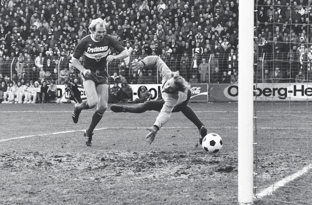 Dieter Hoeneß: Mit Dieter Hoeneß schaffte der VfB Stuttgart 1977 den Aufstieg in die Bundesliga. Zwei Jahre später zog es den „Schwabenpfeil“ zum FC Bayern München. Dort fing sein Bruder Uli zu dieser Zeit an, als Manager zu arbeiten. Im Foto ist Dieter Hoeneß Sieger im Duell mit Gladbachs Torwart-Legende Wolfgang Kleff.