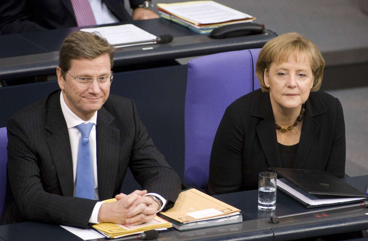 Nach der Wahl 2009 wechselt Merkel den Koalitionspartner – auf die SPD folgt die FDP mit Vizekanzler Guido Westerwelle (links).