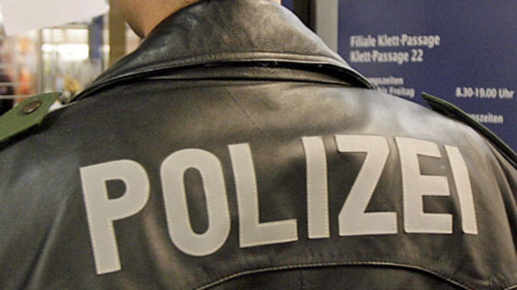  Zehn jugendliche und heranwachsende mutmaßliche Schläger hat die Polizei in Esslingen und Wernau dingfest gemacht. Haupttäter soll ein 15-Jähriger sein. 