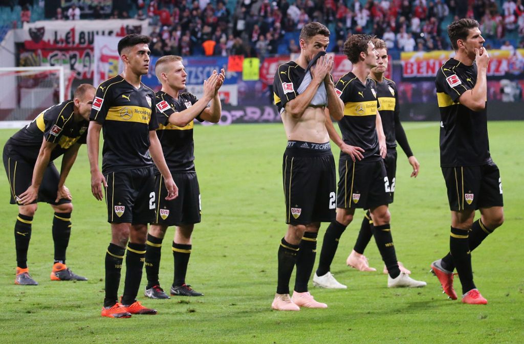 Enttäuschte Spieler vor enttäuschten Fans: Der VfB Stuttgart wartet nach wie vor auf den ersten Saisonsieg. Foto: Baumann