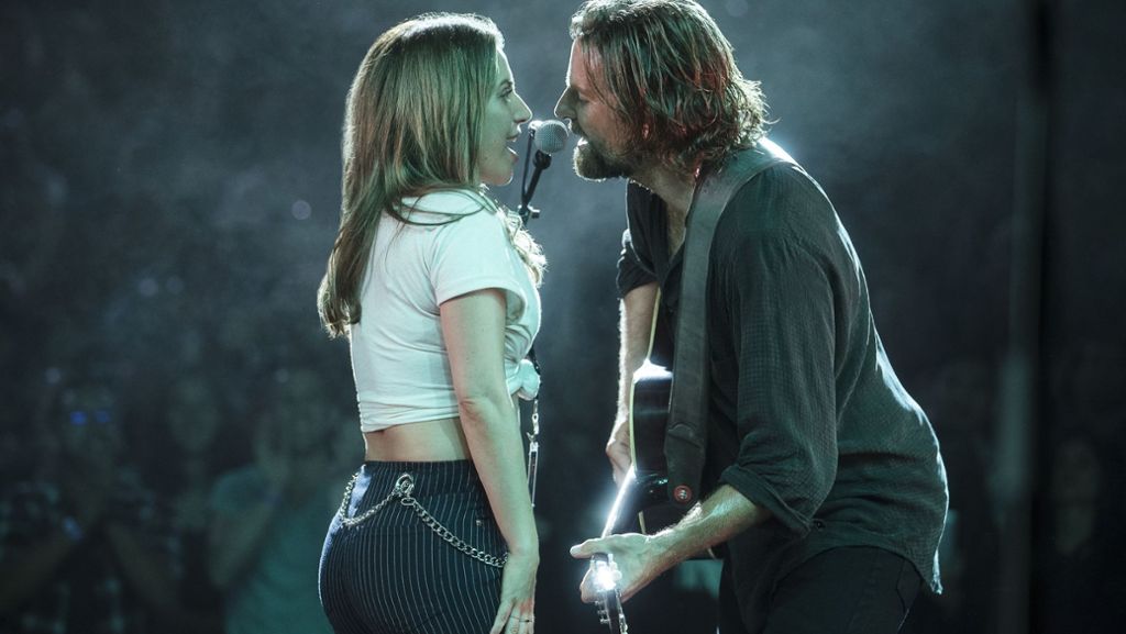  Bradley Cooper mimt in „A Star is born“ einen Country-Rock-Star, der sich in eine erfolglose Barsängerin verliebt, die von Lady Gaga dargestellt wird. Warum Erfolg laut ist und welche Rolle die Band Metallica bei der Entstehung des Films spielte, verraten die beiden im Interview. 