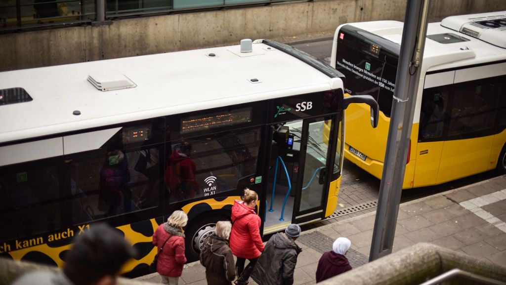 Zum Schutz vor Coronavirus in Stuttgart: Die Bustür beim Fahrer bleibt zu