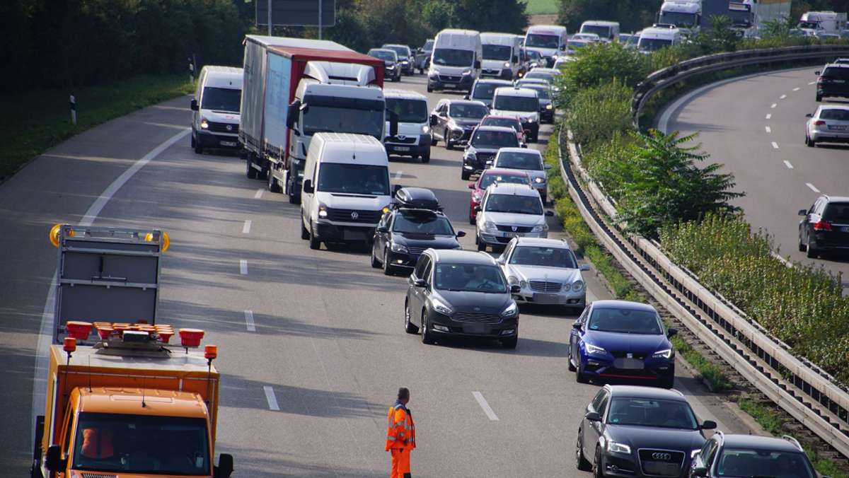  Auf der Autobahn 81 krachen zwischen den Ausfahrten Pleidelsheim und Mundelsheim am Dienstag vier Autos ineinander. Die Aufräumarbeiten zogen sich hin. 
