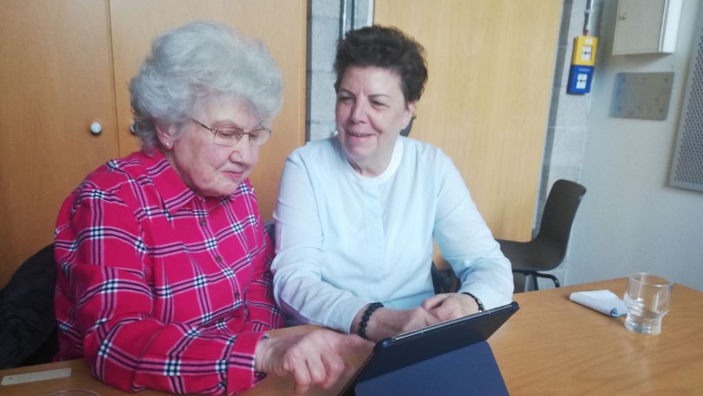 Senioren in S-Mitte: Das erste Selfie mit 86