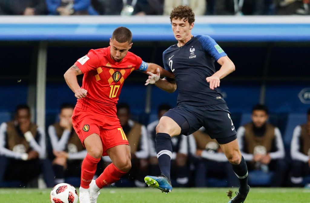 Durch den Sieg im Halbfinale gegen Belgien um Superstar Eden Hazard (links) steht Pavard im größten Spiel seiner Karriere und bestreitet an diesem Sonntag das WM-Finale gegen Kroatien. Foto: AP