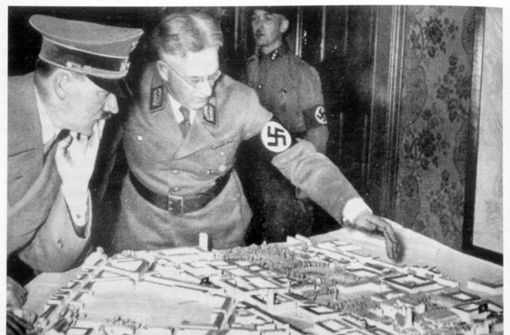 Adolf Hitler und Gauleiter Wilhelm Murr (rechts) vor einem Modell der Stuttgarter Innenstadt im April 1938. Fotos, Modelle und Pläne zum Umbau der Stadt zeigt die Bildergalerie. Foto: Archiv/von Holst