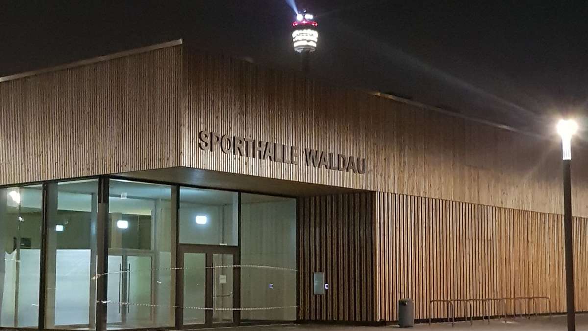  Dieser Tage hätte der Neubau im Sportgebiet Waldau in Stuttgart-Degerloch in Betrieb gehen sollen. Doch es gibt gleich zwei Probleme. Der Schulleiter der Waldschule Degerloch spricht von einem „großen Drama“. 