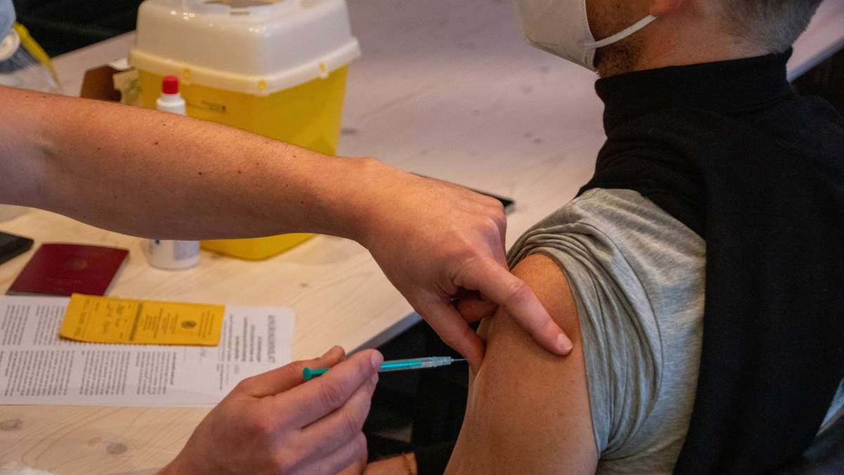  Die bisher größte Impfaktion Baden-Württembergs beginnt am Freitagabend, 17. Dezember. Innerhalb von 48 Stunden sollen bis zu 20 000 Menschen auf der Stuttgarter Landesmesse gegen Corona geimpft werden – auch nachts. 