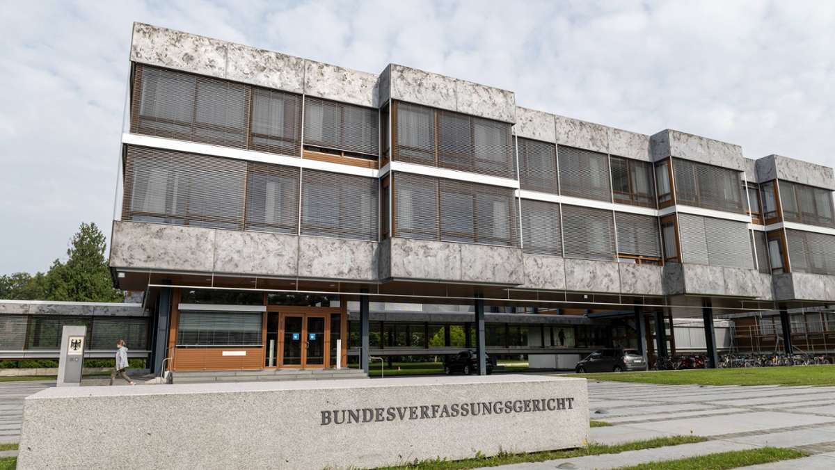  Gegen die begrenzte Impfpflicht für Beschäftigte in Kliniken und Heimen ist in Karlsruhe eine erste Verfassungsbeschwerde eingegangen. Ein ähnlicher Eilantrag wurde unterdessen abgewiesen. 