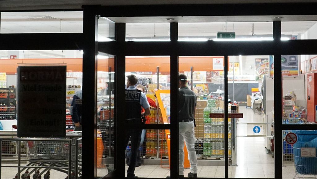 Uhingen im Kreis Göppingen: Maskierter Mann verletzt Supermarkt-Mitarbeiterin
