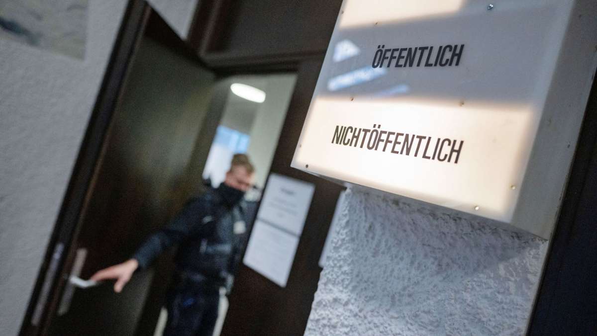  Das Landgericht Stuttgart hat zwei 17 und 19 Jahre alten Randalierer zu Jugendstrafen verurteilt. Sie hatten in der Krawallnacht Polizisten angegriffen und einen Studenten schwer verletzt. 