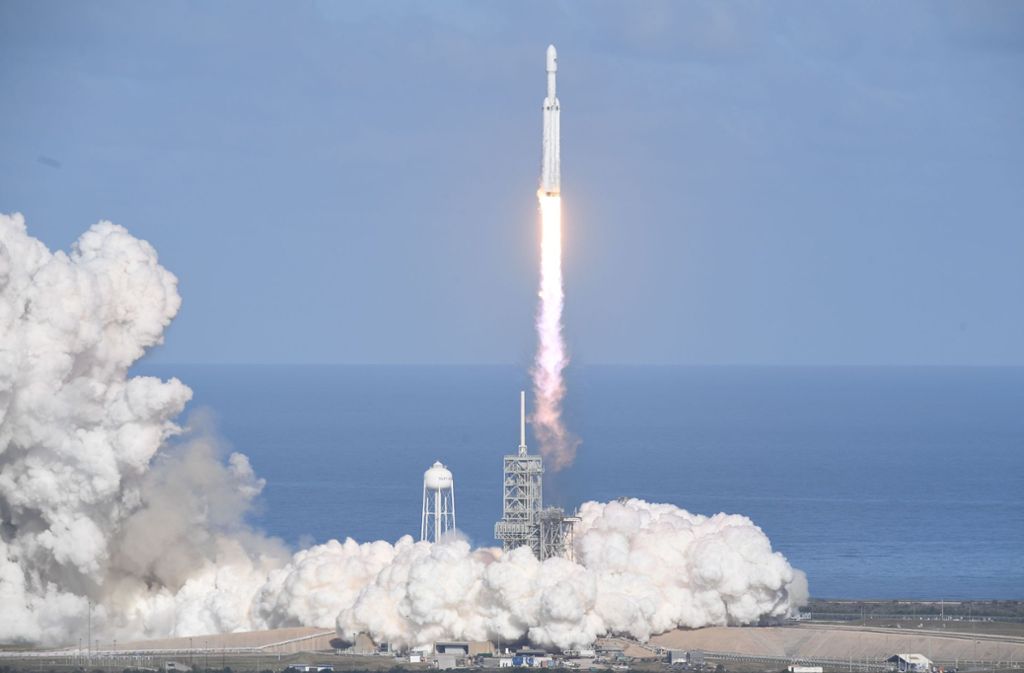 Der erste Start der „Falcon Heavy“ war ursprünglich für 2013 geplant. Für eine Mission zum Mars ist eine maximale Nutzlast von 16 800 Kilogramm und zum Pluto von 3500 Kilogramm geplant.