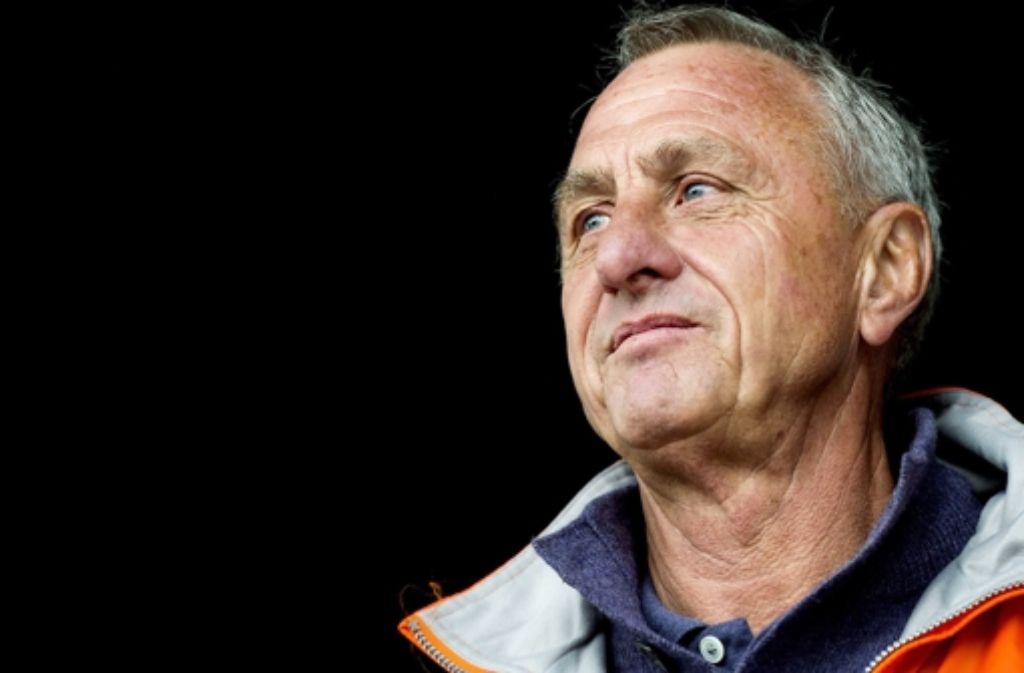 Johan Cruyff war ein niederländischer Fußballspieler. Er war 1971 und 1973 Fußballer des Jahres in Europa und führte die „Oranje“ 1974 ins WM-Finale gegen Deutschland. Auch als Trainer von Ajax Amsterdam und dem FC Barcelona war Cruyff erfolgreich. Im Oktober 2015 wurde bei Cruyff Lungenkrebs diagnostiziert, an dessen Folgen er mit 68 Jahren starb.